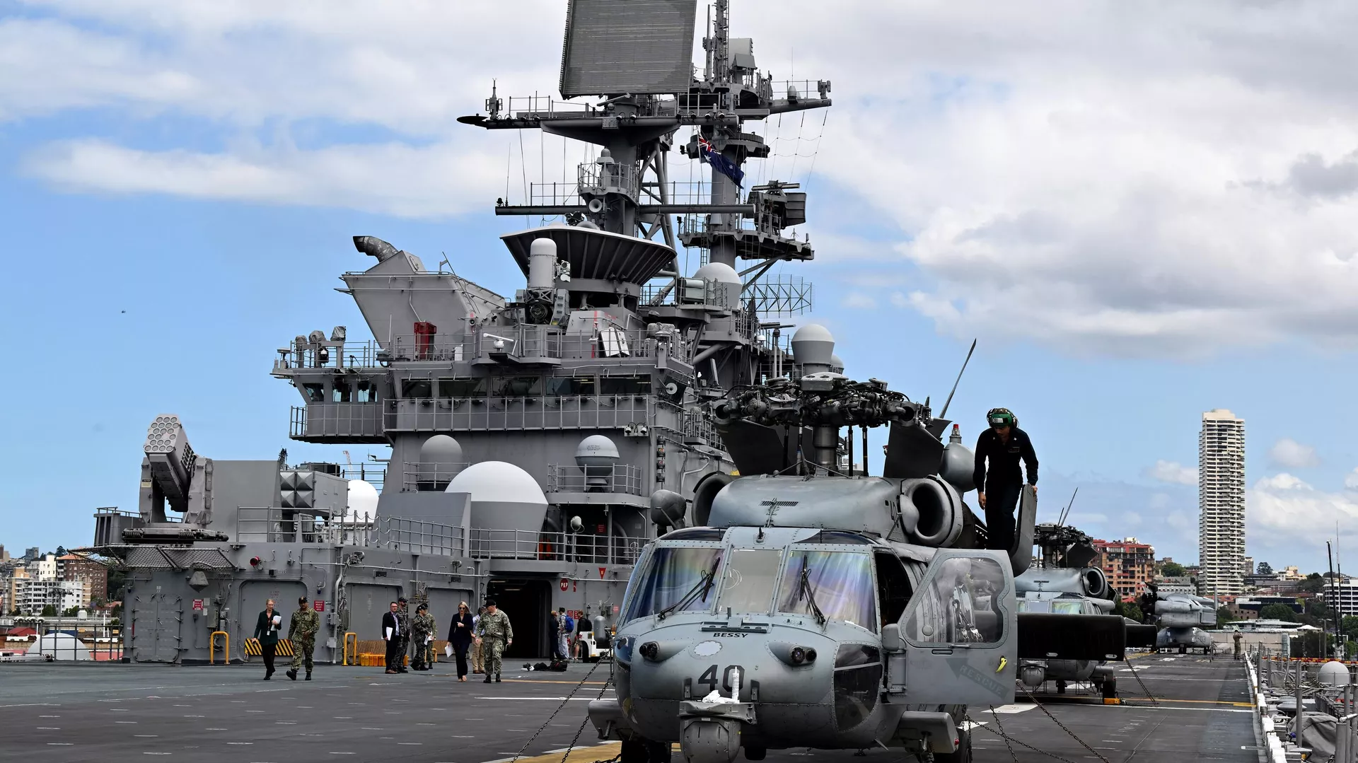 Un MH-60 Seahawk al lado del buque de asalto anfibio USS Tripoli (LHA-7) de la Marina de los EEUU, mientras está atracado en la base de la flota en Sídney el 4 de noviembre de 2022.  - Sputnik Mundo, 1920, 21.03.2024