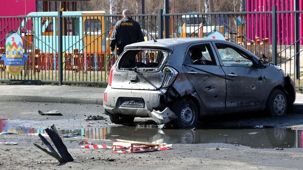 Un automóvil en una calle de Bélgorod dañado por bombardeos de las FFAA ucranianas  - Sputnik Mundo