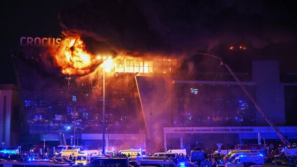 Los bomberos extinguen el techo en llamas de la sala de conciertos Crocus City Hall - Sputnik Mundo