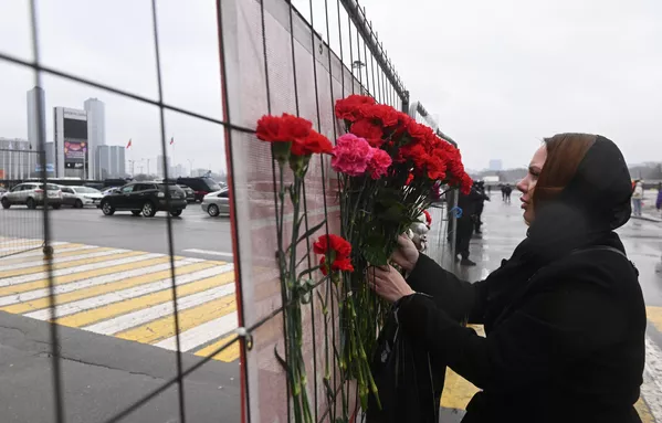 Cientos de personas siguen acudiendo con flores y peluches al improvisado memorial en recuerdo de las víctimas del atentado terrorista en el Crocus City Hall. - Sputnik Mundo