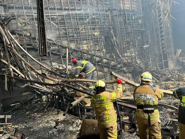 Se están aclarando los motivos y la identidad de las personas que dispararon. Según distintos testimonios, los atacantes usaron una granada o cocteles mólotov, lo cual llevó a un incendio en el edificio. Como consecuencia del fuego, el techo empezó a derrumbarse.En la foto: los equipos de rescate retiran escombros de la sala de conciertos Crocus. - Sputnik Mundo