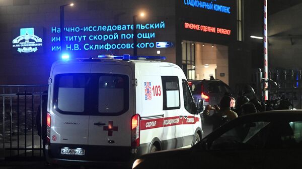 Una ambulancia tras el atentado en Crocus City Hall  - Sputnik Mundo