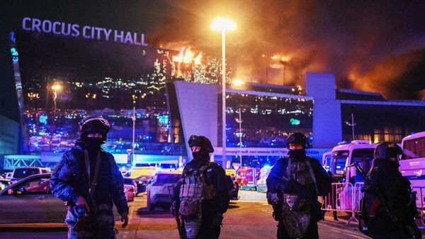 Agentes de Policía ante la sala de conciertos Crocus City Hall, donde se produjo el tiroteo, el 22 de marzo, 2024 - Sputnik Mundo