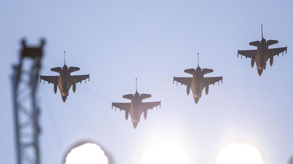 Cuatro aviones F-16 sobrevuelan el estadio de Notre Dame antes de un partido de fútbol en South Bend, Indiana  - Sputnik Mundo