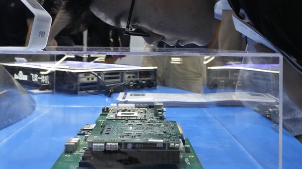 Un visitante examina un chipset de ordenador en el stand del desarrollador chino de semiconductores y chips Kunlunxin durante la Conferencia Mundial de Inteligencia Artificial en Shanghái, el 5 de julio de 2023  - Sputnik Mundo
