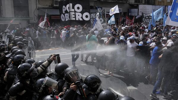 La policía argentina bloquea una manifestación antigubernamental - Sputnik Mundo
