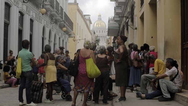 La gente espera su turno afuera de una farmacia estatal en La Habana, Cuba (archivo)  - Sputnik Mundo