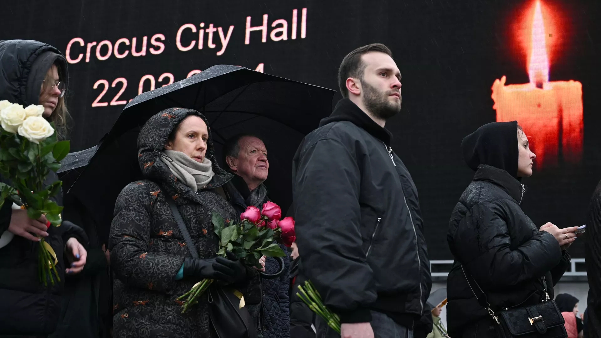La gente hace cola en un monumento espontáneo cerca de Crocus City Hall, en la región de Moscú, en memoria de las víctimas del atentado terrorista La gente hace cola en un monumento espontáneo cerca de Crocus City Hall, en la región de Moscú, en memoria de las víctimas del atentado terrorista - Sputnik Mundo, 1920, 28.03.2024