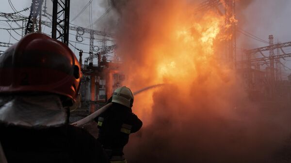 Bomberos ucranianos intentan extinguir un incendio en una instalación eléctrica - Sputnik Mundo