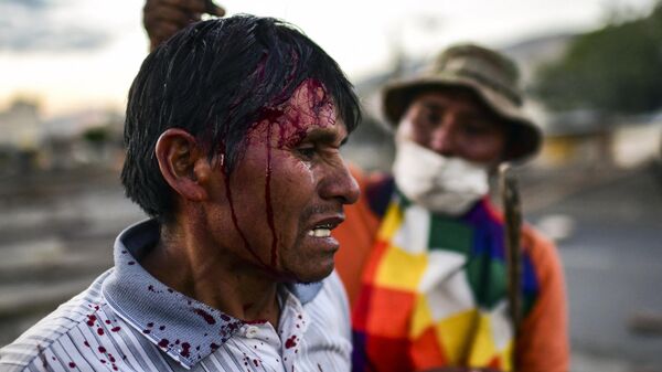 Un partidario del expresidente boliviano Evo Morales, herido durante un enfrentamientos con la policía antidisturbios en las afueras de Sacaba, provincia de Chapare, Cochabamba, el 18 de noviembre de 2019 - Sputnik Mundo
