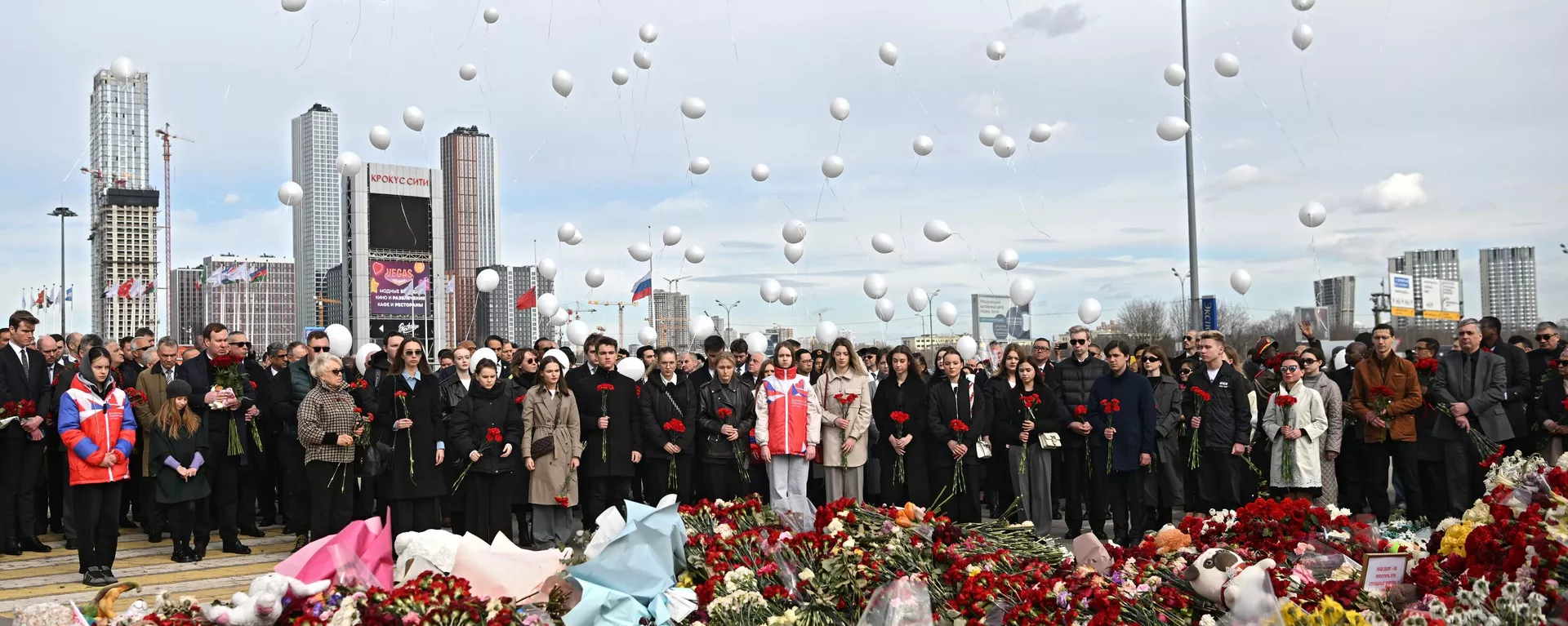 La gente coloca flores en el memorial frente al Crocus City Hall - Sputnik Mundo, 1920, 30.03.2024