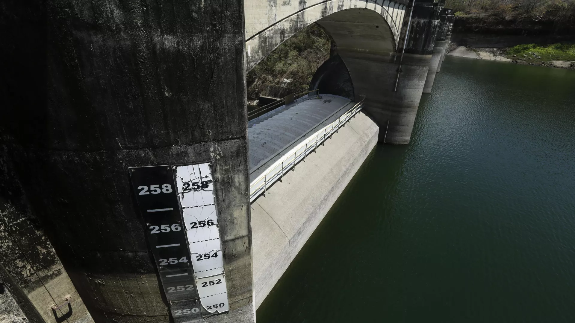 Un medidor de la presa Madden muestra el nivel del agua del lago Alajuela, en Chilibre, Panamá. El Lago Alajuela es uno de los dos lagos artificiales que suministran agua y electricidad al Canal de Panamá. - Sputnik Mundo, 1920, 03.04.2024