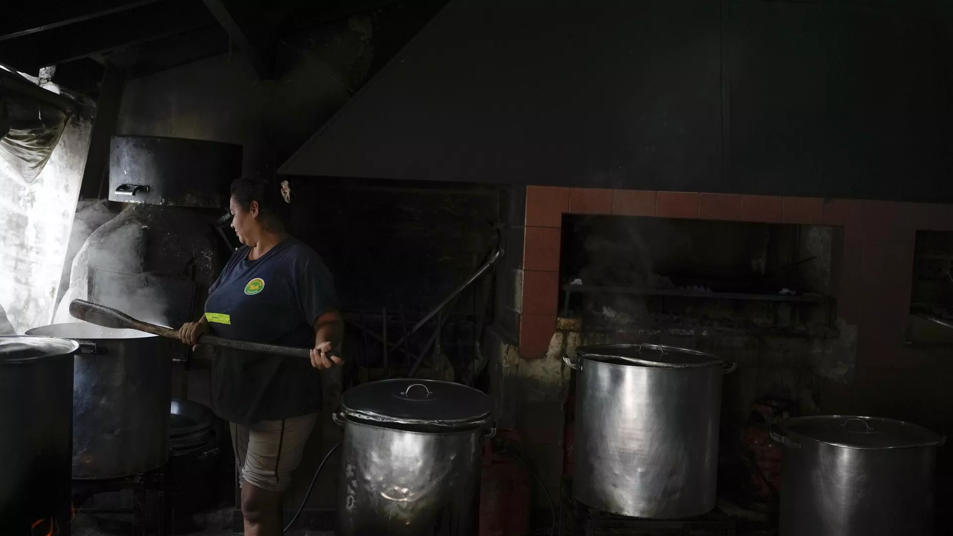 Gabriela Lucero cocina en un comedor comunitario dirigido por el Movimiento de Trabajadores Excluidos (MTE) en Buenos Aires, Argentina - Sputnik Mundo, 1920, 05.04.2024