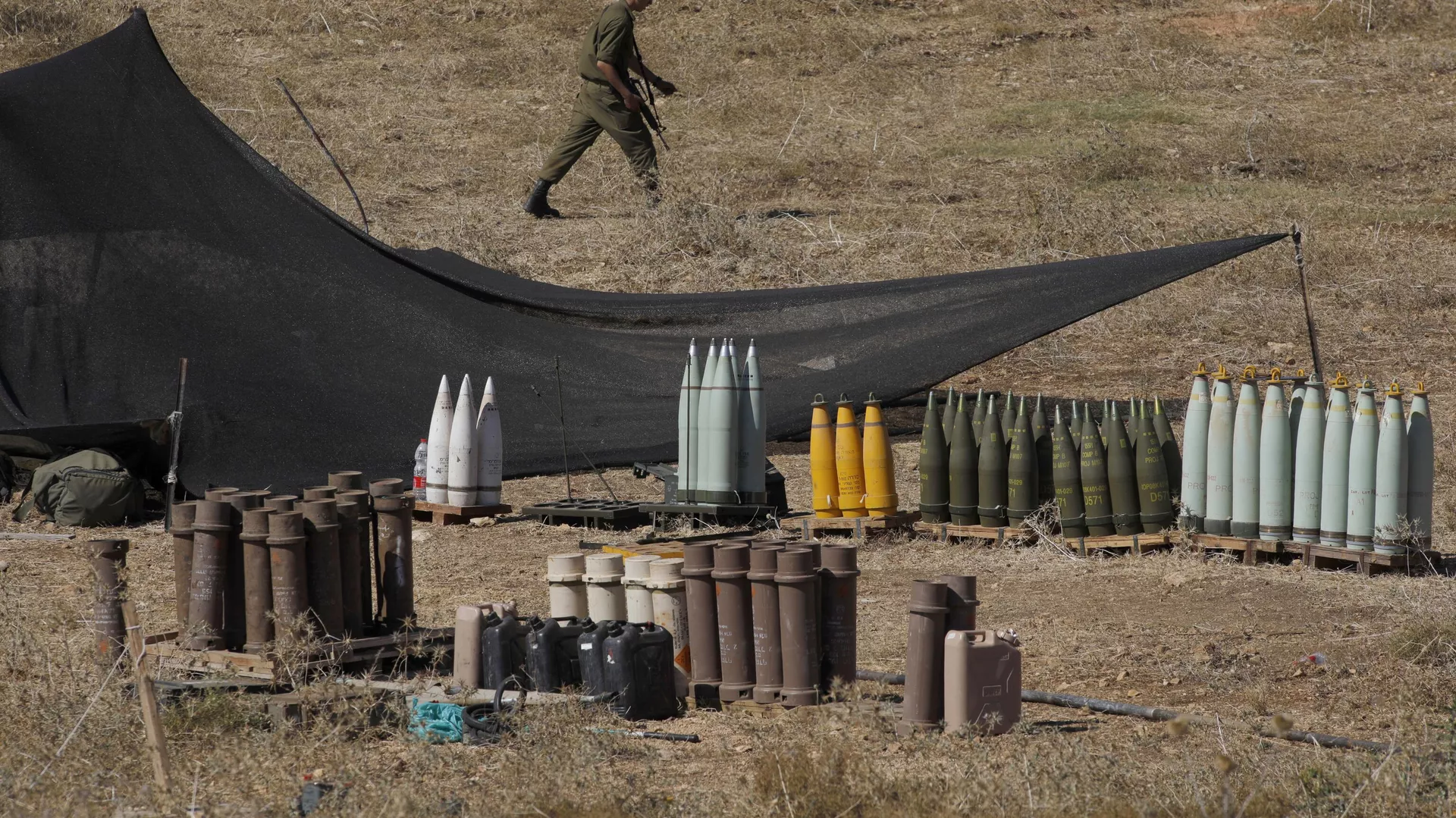 Un soldado israelí camina entre municiones 155 mm y otras más cerca de la frontera con el Líbano - Sputnik Mundo, 1920, 05.04.2024