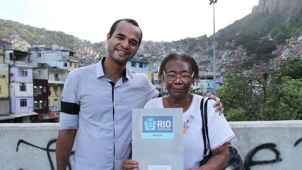 Teresa Nascimento posa junto a su nieto Robson, al fondo la favela de Rocinha - Sputnik Mundo