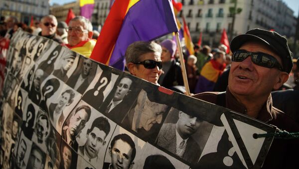 Manifestantes sujetan retratos de las víctimas del franquismo (archivo) - Sputnik Mundo