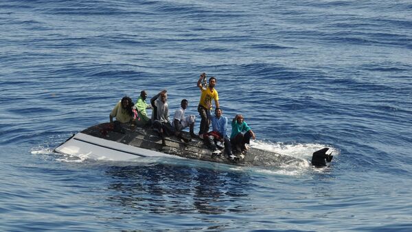 Inmigrantes ilegales en el Mediterráneo - Sputnik Mundo