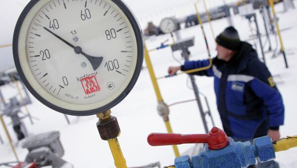 In June, Moscow switched Kiev to a prepayment system of gas deliveries in light of Kiev's gas debt of more than $5 billion. Since then, Ukraine has been receiving gas through reverse flows from several European countries and using its own reserves. - Sputnik Mundo