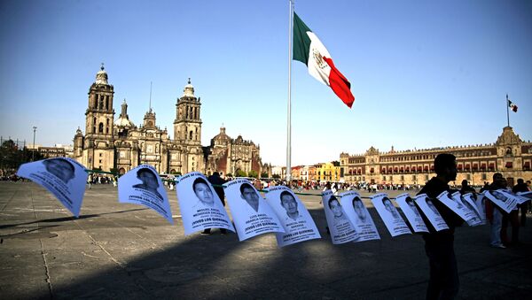 Pancartas con imágenes de los 43 estudiantes desaparecidos en México - Sputnik Mundo