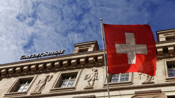 A national flag of Switzerland flies in front of a branch office of Swiss bank Credit Suisse in Luzern October 30, 2014 - Sputnik Mundo
