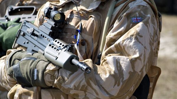 Солдат британской армии в оружием - Sputnik Mundo