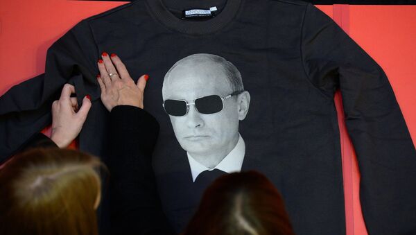 Venta de las sudaderas con la imagen de Vladimir Putin en Moscú - Sputnik Mundo