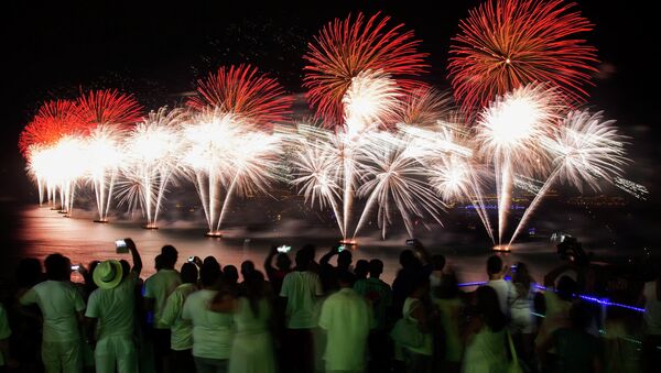 People watch fireworks exploding over Copacabana beach during New Year celebrations at the Pavao Pavaozinho slum in Rio de Janeiro January 1, 2015. - Sputnik Mundo