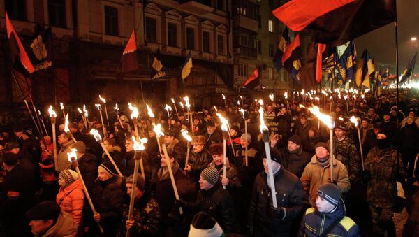 Atacan en Kiev a corresponsal del canal ruso LifeNews durante una marcha con antorchas - Sputnik Mundo