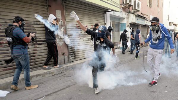 Policía dispersa con gases lacrimógenos una protesta opositora en Bahréin - Sputnik Mundo