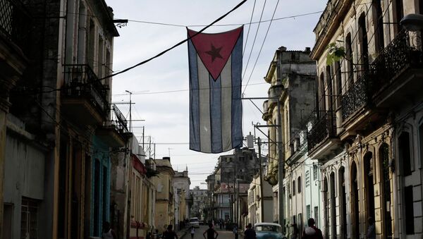 Bandera cubana en una de las calles de La Habana - Sputnik Mundo