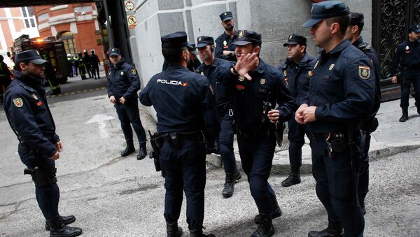 Police stand outside the rear entrance of the Bank of Spain after a fire broke out on the premises in Madrid, November 3, 2014 - Sputnik Mundo