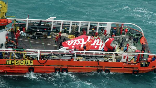 Cola del avión de AirAsia siniestrado en el mar de Java - Sputnik Mundo