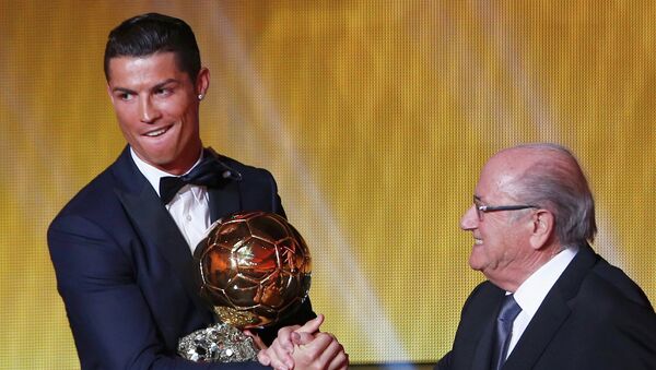 Ronaldo recibe su segundo Balón de Oro en dos años - Sputnik Mundo