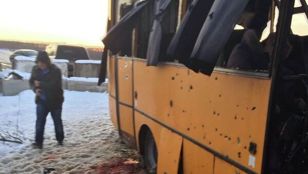 Al menos 10 muertos por el impacto de un proyectil en un autobús en Donbás - Sputnik Mundo