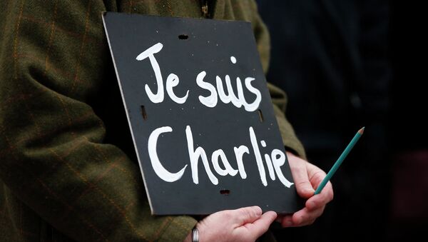 A man holds a 'Je suis Charlie' sign during a march for the victims of the shootings by gunmen at the offices of the satirical weekly newspaper Charlie Hebdo in Paris, in Liverpool, northern England January 11, 2015.  - Sputnik Mundo