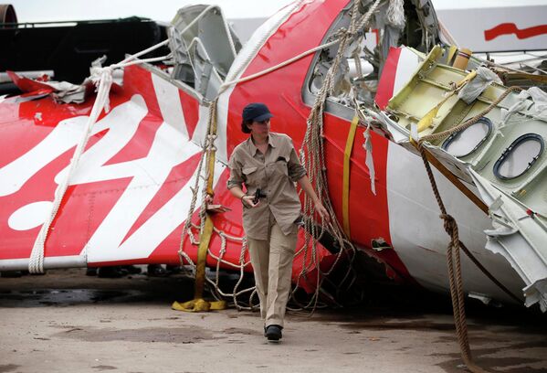 Rescate de los restos del avión de AirAsia - Sputnik Mundo