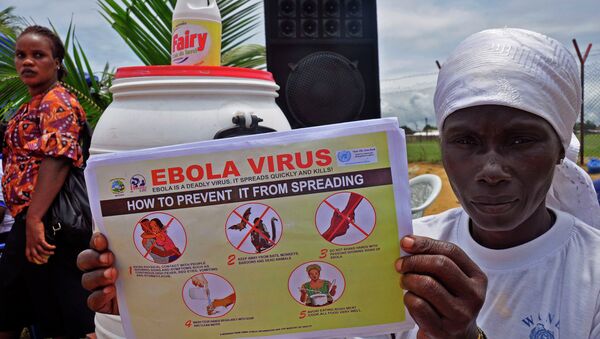 Una mujer liberiana con un folleto sobre el virus de ébola (Archivo) - Sputnik Mundo