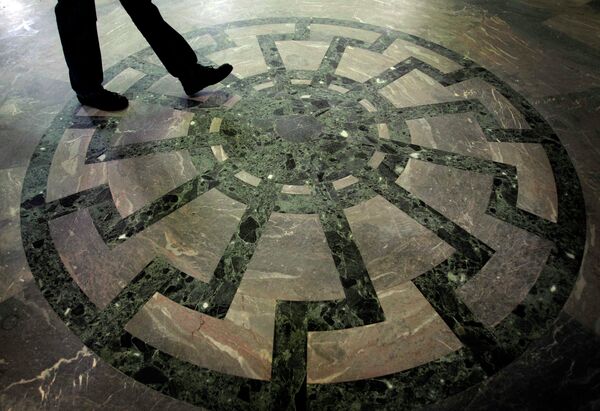 Sol Negro sobre el suelo del castillo de Wewelsburg en el oeste de Alemania Sol Negro sobre el suelo del castillo de Wewelsburg en el oeste de Alemania - Sputnik Mundo