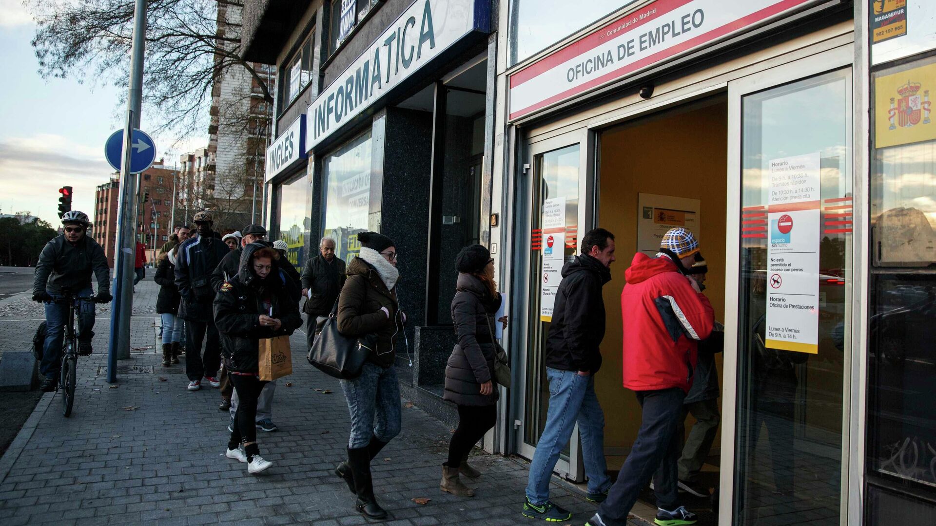 People enter a government-run employment office in Madrid January 22, 2015 - Sputnik Mundo, 1920, 02.12.2021