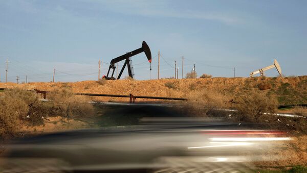 Нефтяная вышка качает нефть в Калифорнии - Sputnik Mundo