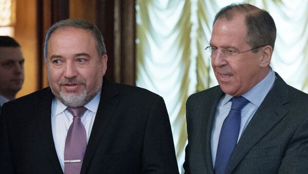 Ministro de Exteriores de Rusia, Serguéi Lavrov con su homólogo israelí, Avigdor Lieberman - Sputnik Mundo