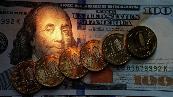 Десятирублевые монеты и сто долларов США - Sputnik Mundo