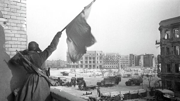 El combatiente soviético agarra la bandera en Stalingrado 09.01.1943 - Sputnik Mundo
