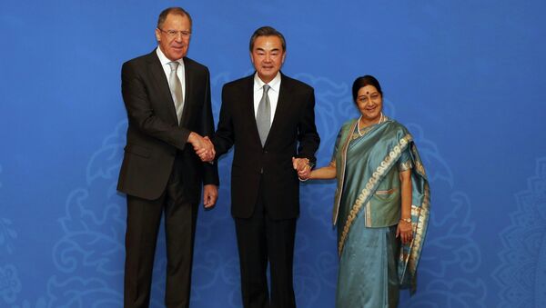 Serguéi Lavrov,  ministro de Exteriores de Rusia, Wang Yi, ministra de Exteriores de China, y ministro de Exteriores de India, Sushma Swaraj - Sputnik Mundo