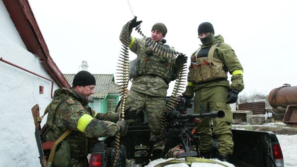 Ukrainian servicemen prepare their ammunition at a position on the frontline near the southern Ukrainian city of Mariupol on January 26, 2015. - Sputnik Mundo
