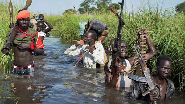 Rebel soldiers guard the village of Majieng, in South Sudan, Sept. 20, 2014 - Sputnik Mundo