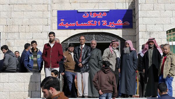 Relatives of Jordanian pilot Muath al-Kasaesbeh stand outside the family's clan headquarters in the city of Karak February 4, 2015 - Sputnik Mundo