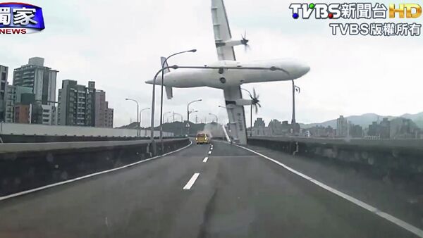 A commercial airplane clipping an elevated roadway - Sputnik Mundo