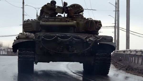 A tank drives in the center of the eastern city of Donetsk - Sputnik Mundo