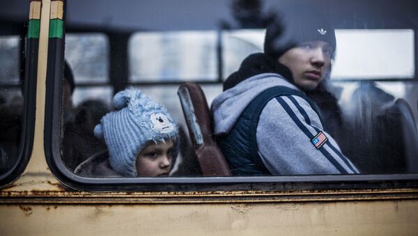 Evacuación de los civiles de la zona de combates en Donbás - Sputnik Mundo